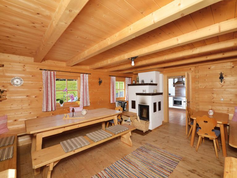 Gemütliche Stube mit Kachelofen