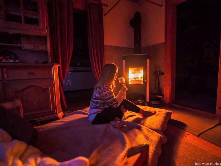 Kaminfeuer in der Skihütte