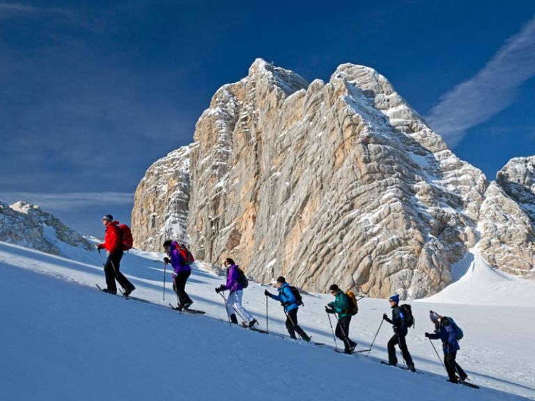 Egy család a sziklának támaszkodva élvezi a napsütést