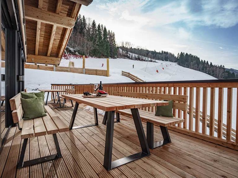 Ausblick auf die Skipiste von der Terrasse des Chalets aus