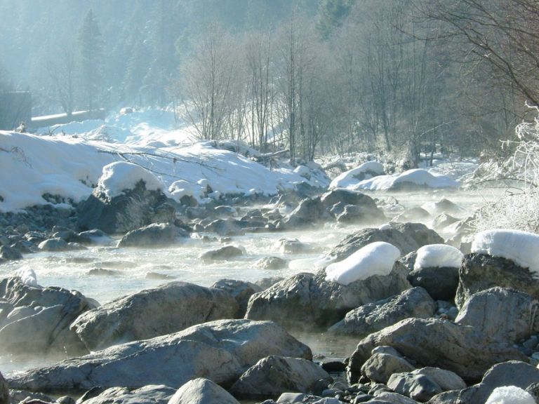 Bach im Winter in Österreich