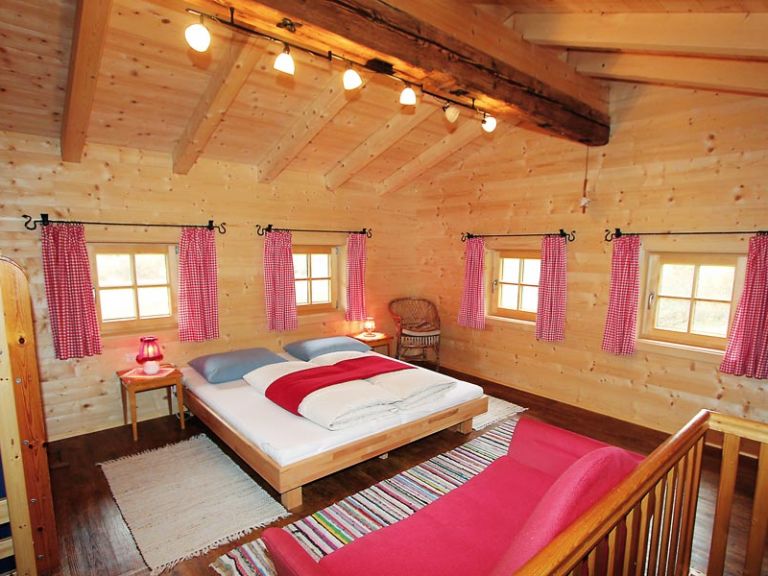 Im gemütlichen Almschlafzimmer auf unserer Hütte im Heutal lässt es sich gut träumen