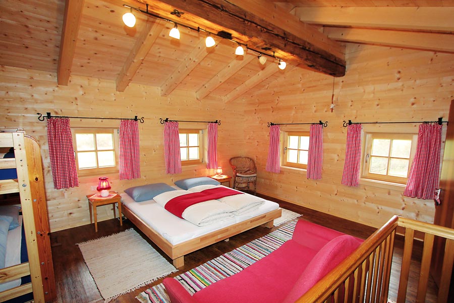 Im gemütlichen Almschlafzimmer auf unserer Hütte im Heutal lässt es sich gut träumen